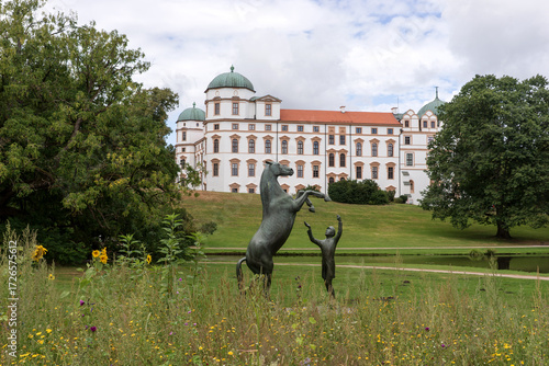 Schlosspark mit Denkmal am Celler Schloss