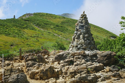 日本：白馬八方尾根／登山道をバックにした「息（やすむ）ケルン」／長野県白馬村・9月