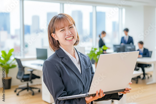 笑顔のビジネスウーマンとオフィス