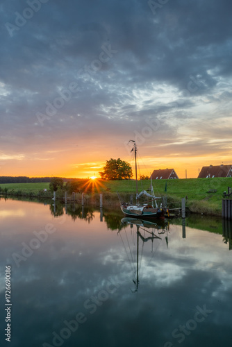 Sonnenaufgang am Hafen von Hooksiel
