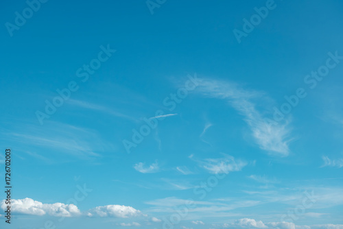 Plakat w ramie ふわふわした薄い雲と夏のようなさわやかな青空 風に流れる雲と美しい天気 秋の空 