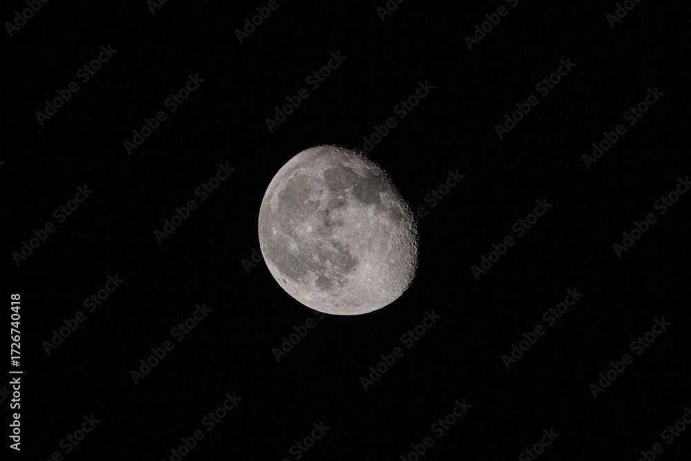 Obraz premium Waxing gibbous moon