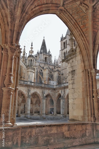 Vuelta con vistas a una catedral gotica