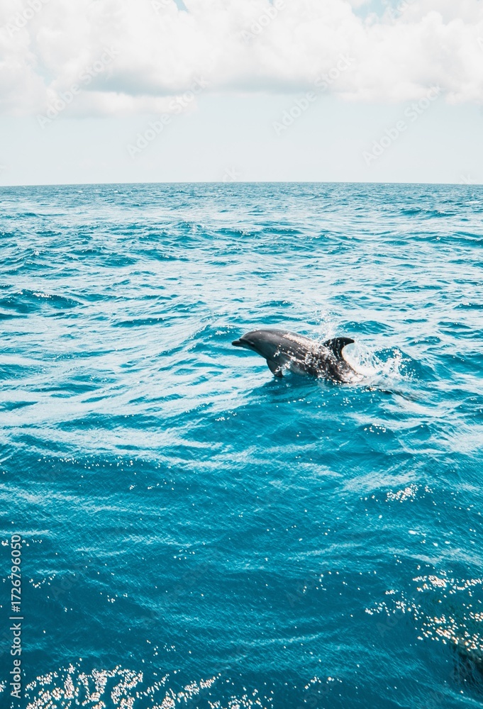 Naklejka premium Aerial view of ocean waves, boats and sunset