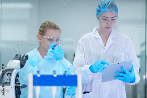 фотографія In a bio manufacturing facility, scientists develop a personalized mRNA vaccine, using a digital tablet to guide the precise formulation for a next generation gene therapy treatment