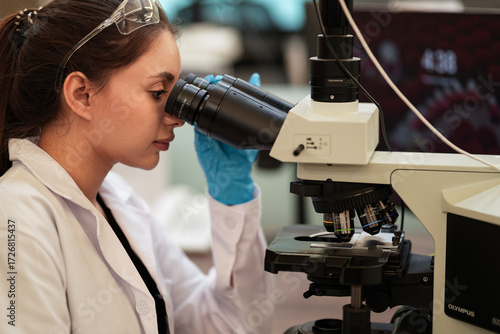 Cuadro en lienzo A pathologist examines a histopathology slide under a high power microscope, analyzing cellular morphology for cancer diagnostics in a clinical laboratory setting