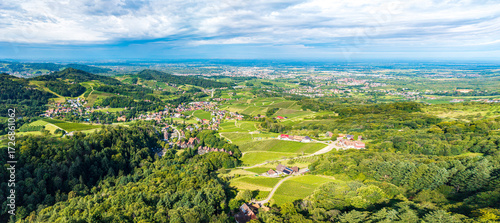 Blick vom westlichen Rand des Schwarzwaldes über Sasbachwalden in die Rheinebene