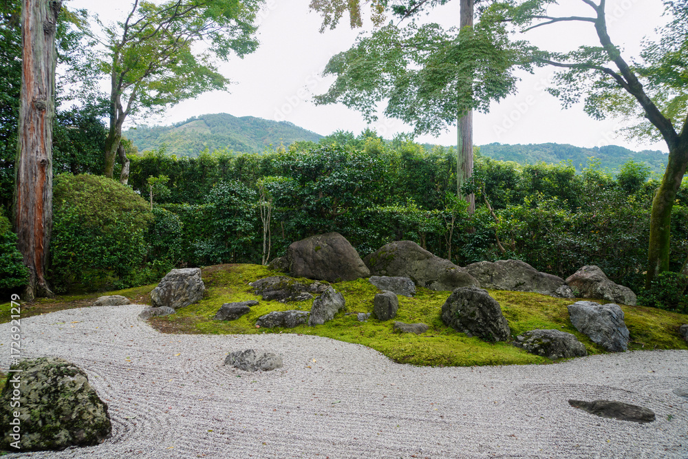 Fototapeta premium 木々の緑が美しい京都の寺院の境内の風景