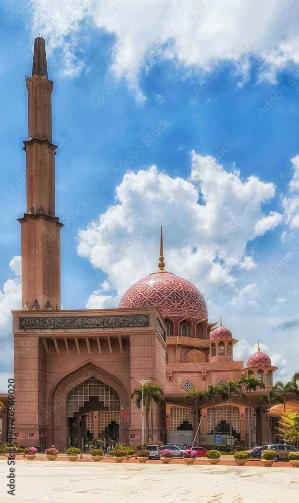 Fototapeta premium My Putrajaya entry mosq plaza vert