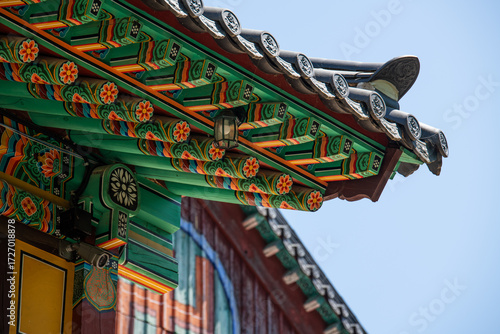 Fotografi wooden eaves of the traditional Korean building in the Buddhist temple