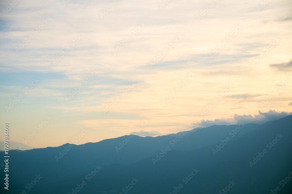 Obraz premium 夕焼け空と山のシルエット