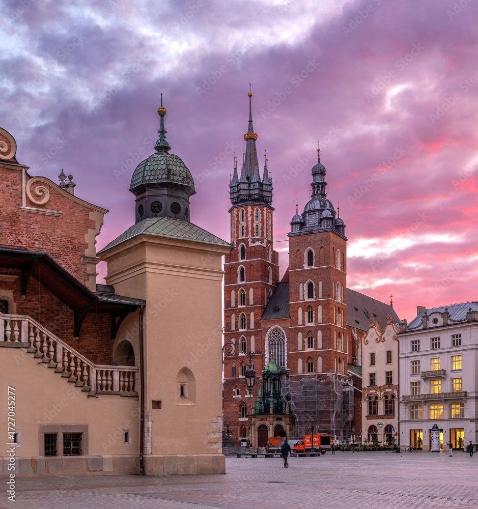 Fototapeta premium Rynek Główny w Krakowie z Kościołem Mariackim, Sukiennicami i Ratuszem o wschodzie słońca.