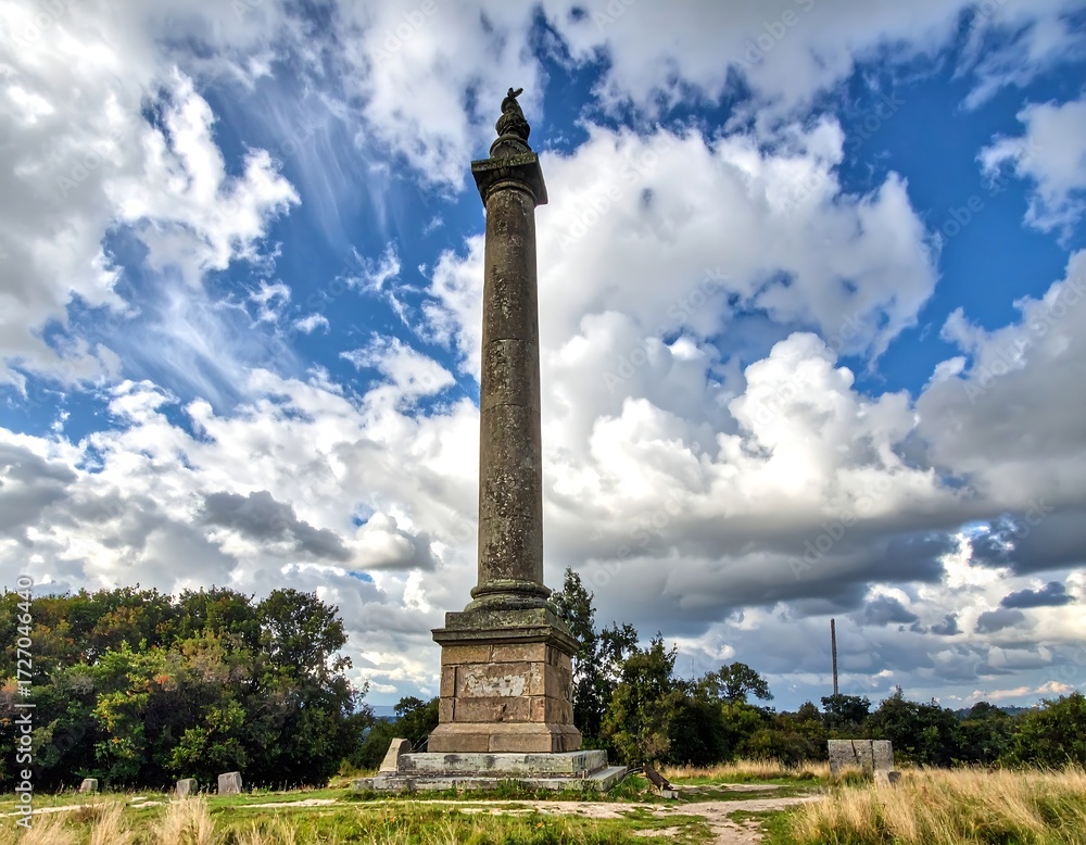 Obraz premium Monumental column against a cloudy sky
