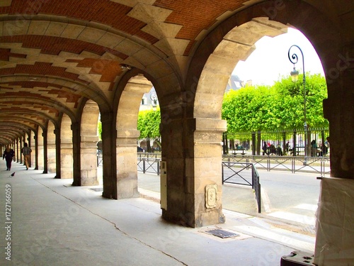 Canvas Print Arcades de la Place des Vosges, Paris