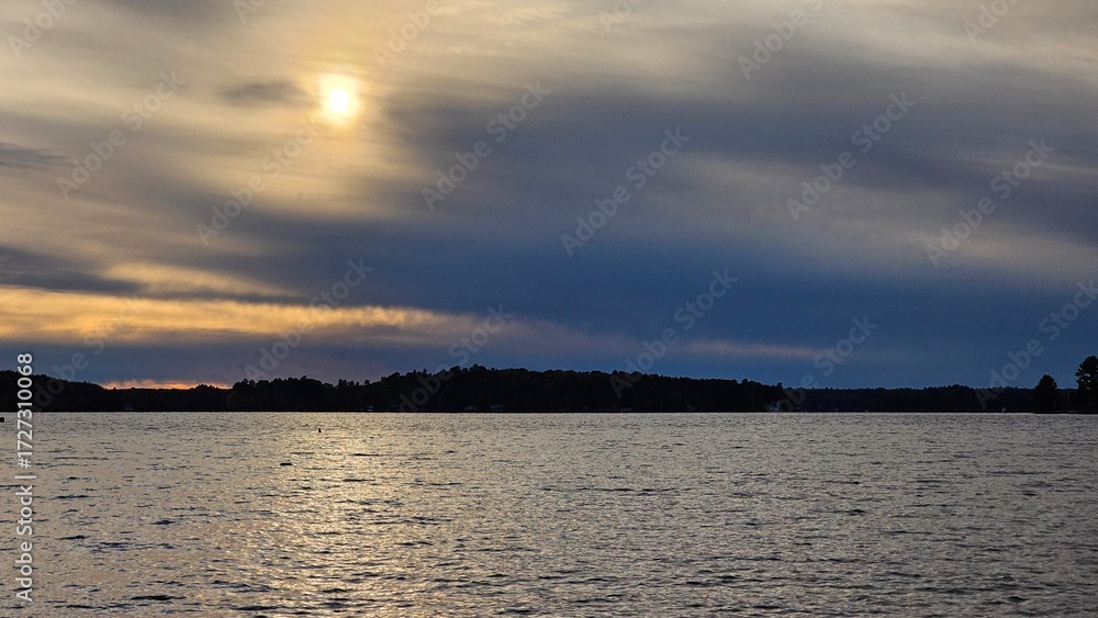 Naklejka premium sunset over lake