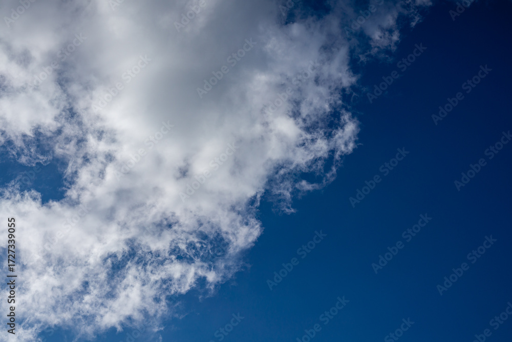 Obraz premium Blue sky with diagonal cloud formation