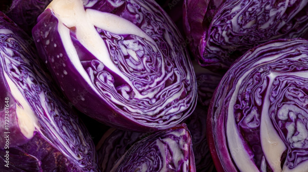 Obraz premium Red cabbage sliced to show vibrant purple layers