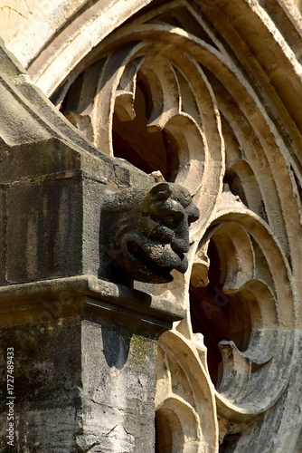 Têtes de personnages grotesques sur les pilastres du cloitre de la cathédrale San Salvador d’Oviedo