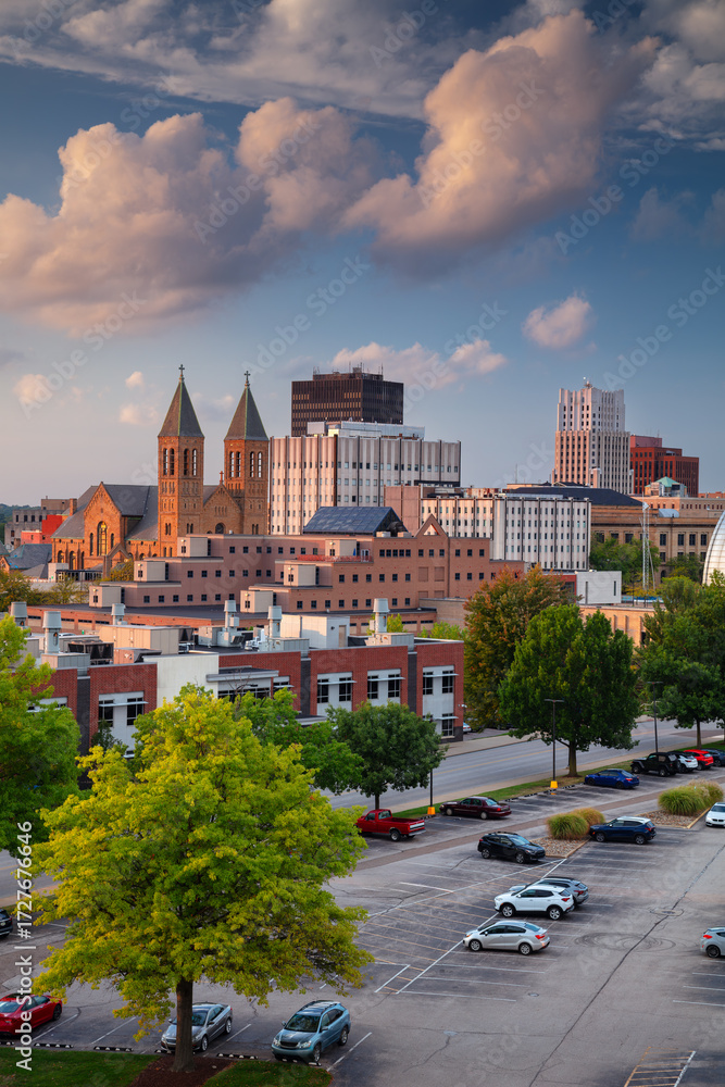 Obraz premium Akron, Ohio, USA. Cityscape image of Akron, Ohio, USA at beautiful autumn sunset.