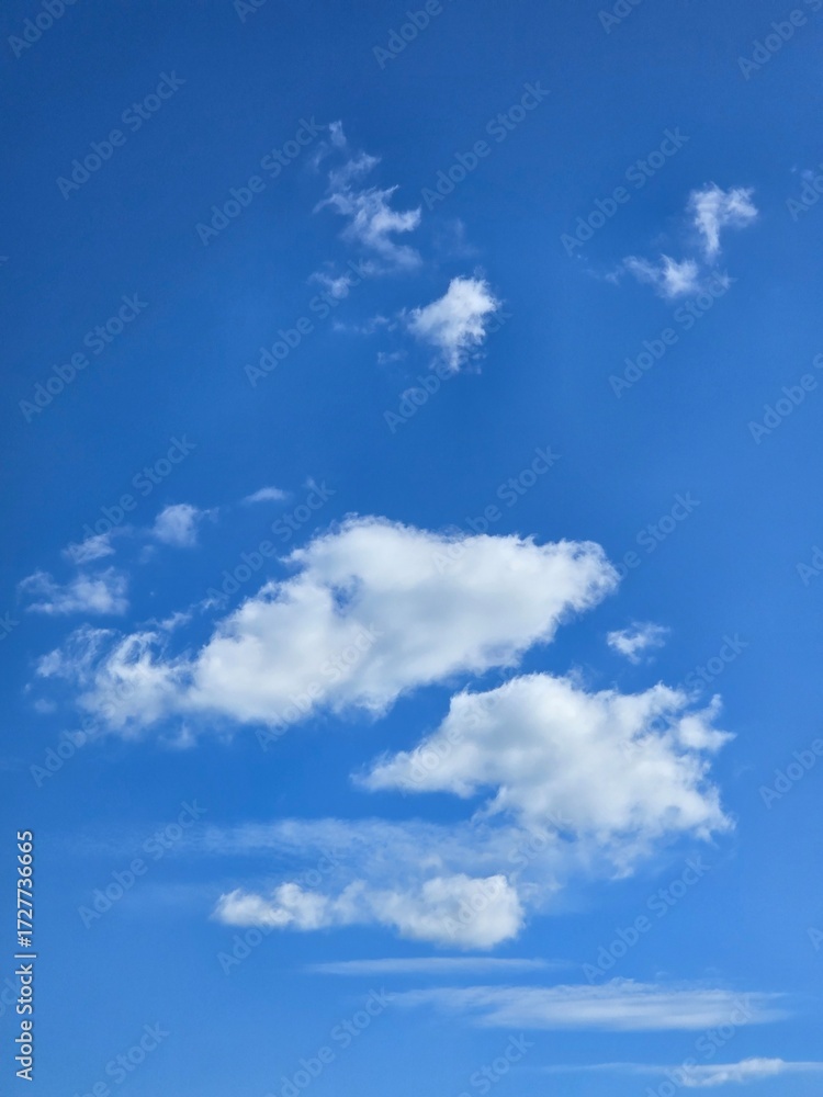 Obraz premium Blue sky with white clouds