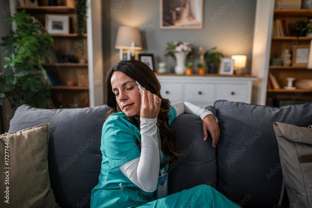 Obraz premium Stressed nurse relieving headache after long shift