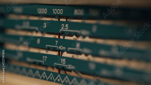 Tableau sur toile Old transistor radio tuning shortwave band closeup