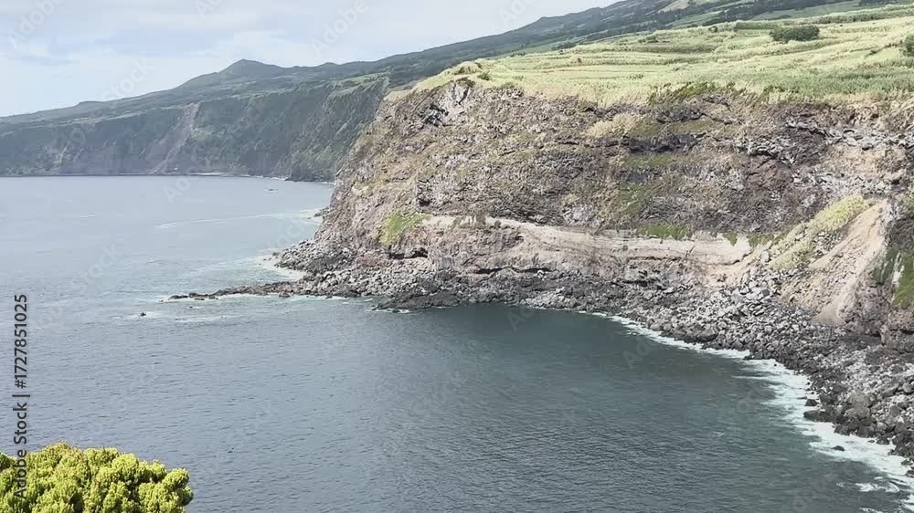 Felsige Küste der Azoreninsel Faial in der Nähe von Castelo Branco