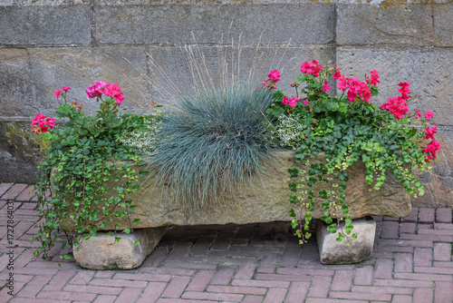 Steintrog mit Blumenbepflanzung