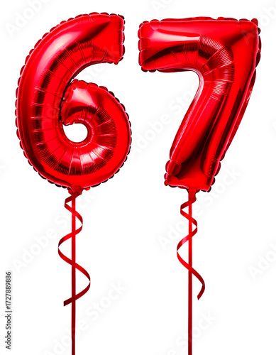 数字の67の形の赤色の風船とリボン（Number 67 red foil balloon on white background）
