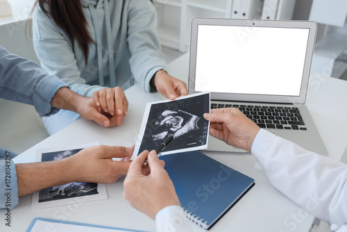 Female fertility doctor sho...