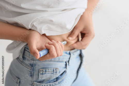 Young woman injecting herse...