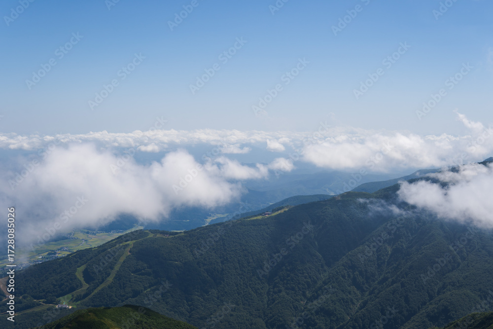 Fototapeta premium 日本:八方尾根から見下ろす山と雲/長野県白馬村