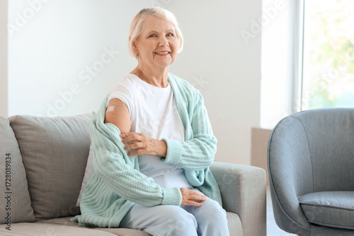 Senior woman with medical p...