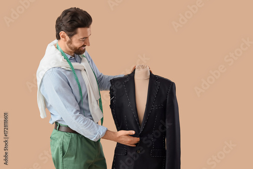 Male tailor and mannequin w...