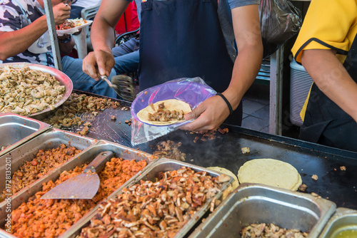Fototapeta Naklejka Na Ścianę i Meble -  Preparing street food to sell tacos at a small stand in Guanajuato, Mexico.