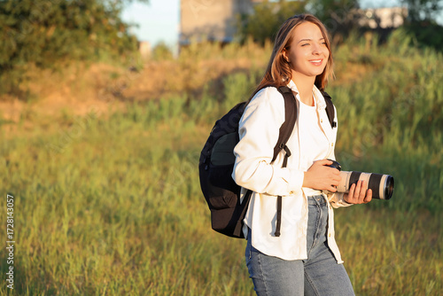 Young female photographer w...