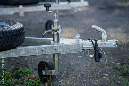 Obraz na plátne Close-up of trailer coupling mechanism and front support wheel assembly featurin