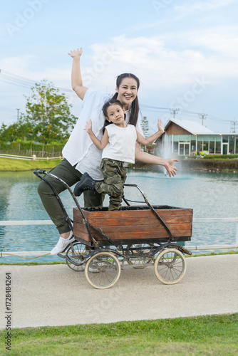 Asia and the Asian daughter are posing to take a hole in the lake.