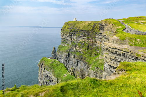 Foto O'Brien's tower on the cliffs of Moher south viewpoint on a summer day