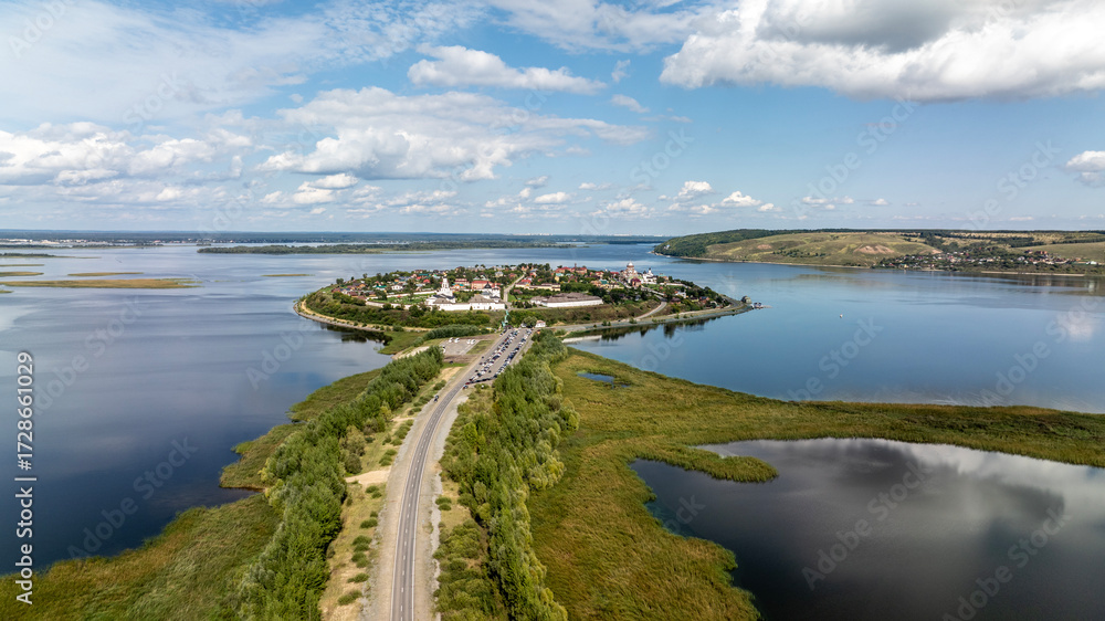 Obraz premium The historical museum town of Sviyazhsk against the backdrop of the Volga River on a sunny summer day