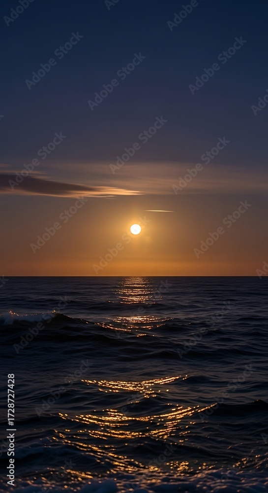 Obraz premium Sunset over ocean horizon