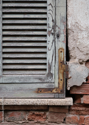 Foto scattata ad una vecchia finestra nel centro storico di Tassarolo (AL).
