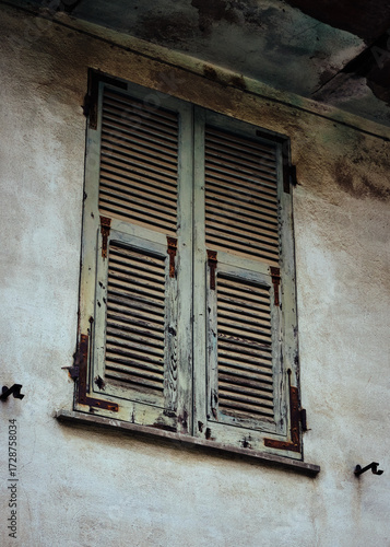 Foto scattata ad una vecchia finestra nel centro storico di Tassarolo (AL).