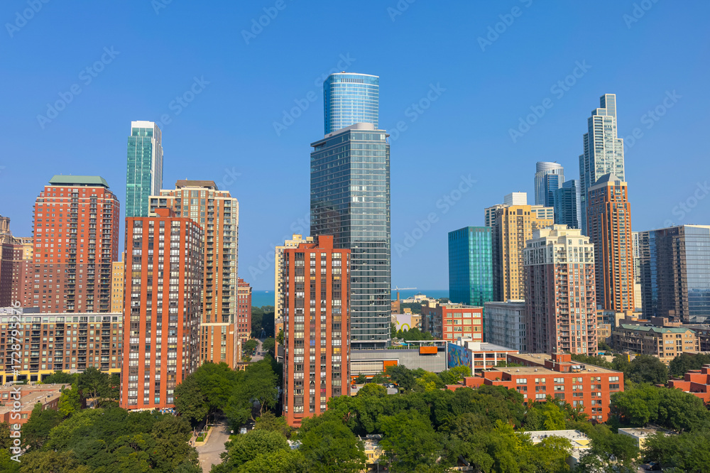 Obraz premium Vibrant city skyline showcasing modern architecture and lively urban life in a sunny afternoon