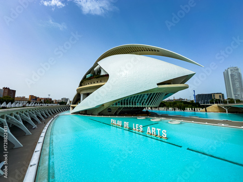 Canvastavla Marvel at the stunning architecture of the Palau de Les Arts in Valencia during