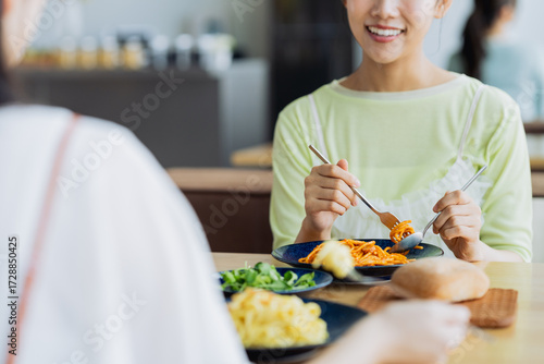 カフェで食事をする若い女性