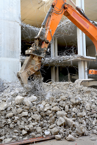 Grappin de levage de charge sur un chantier de démolition