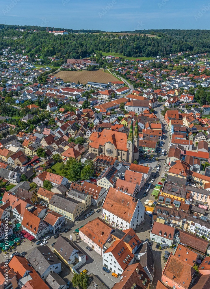 Fototapeta premium Ausblick auf den Erholungsort Beilngries im Kreis Eichstätt im Naturpark Altmühltal
