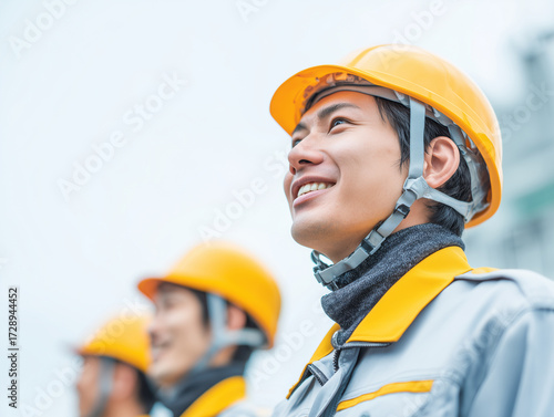 インフラを支える日本人労働者の誇りある表情（建設 エネルギー 人物）