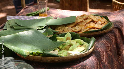 Εκτύπωση καμβά Traditional Indonesian snacks or food, Cucur and Getuk cakes, pad anampan made from woven bamboo, which are sold at local markets